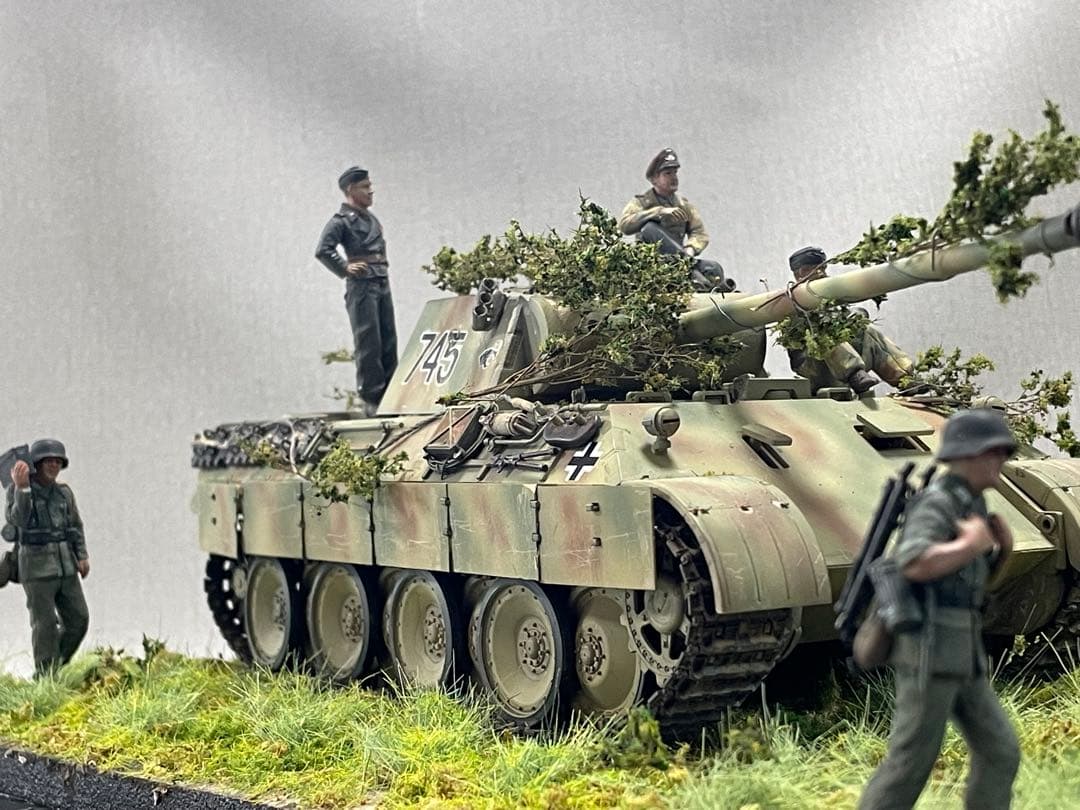 戦車ジオラマ 1/35 ドイツ パンター戦車D型と機関銃チーム - メルカリ