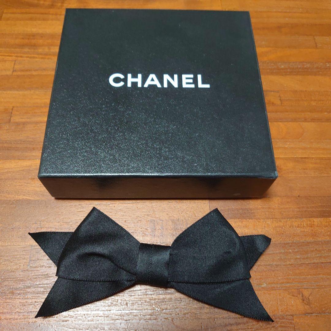 シャネル　ブローチ　シルクサテン　リボン CHANEL シャネル リボンブローチ サテン ブラック ホワイト