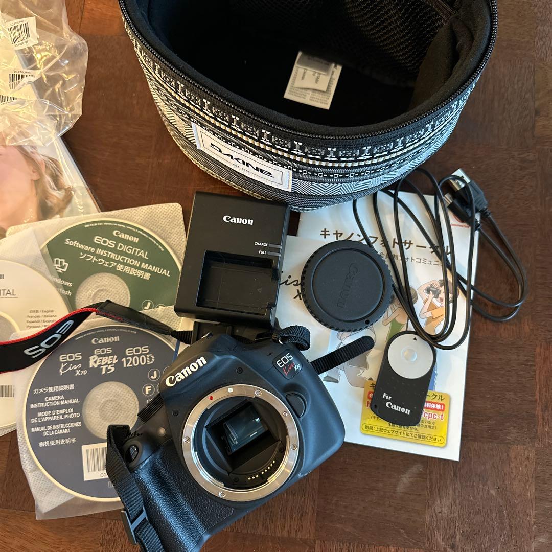 Canon EOS Kiss X70デジタル一眼レフカメラ、ストラップ.ケース付の