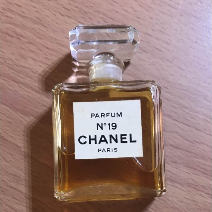 CHANELシャネル N°19 香水ミニボトル☆ - メルカリ