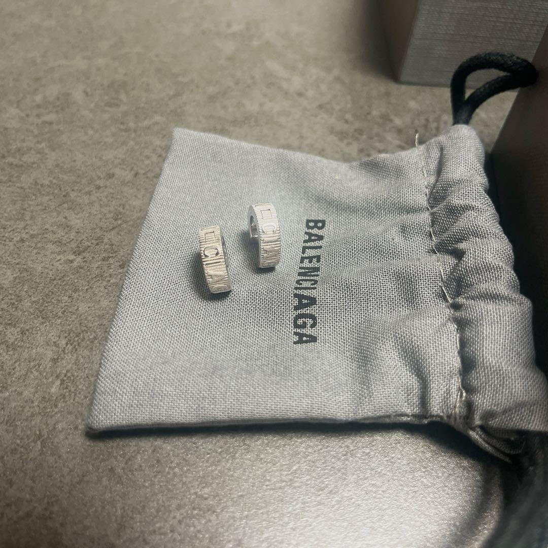 美品】BALENCIAGA フープ ピアス ロゴ FORCE STRIPED - メルカリ