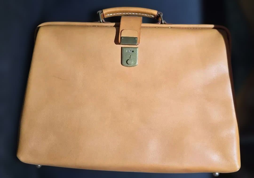 HERZ ヘルツ⭐ソフトダレスバッグ 本革 キャメル 鍵付き 盤面に樹脂版を入れた3wayソフトダレスバッグ / 革鞄のHERZ(ヘルツ