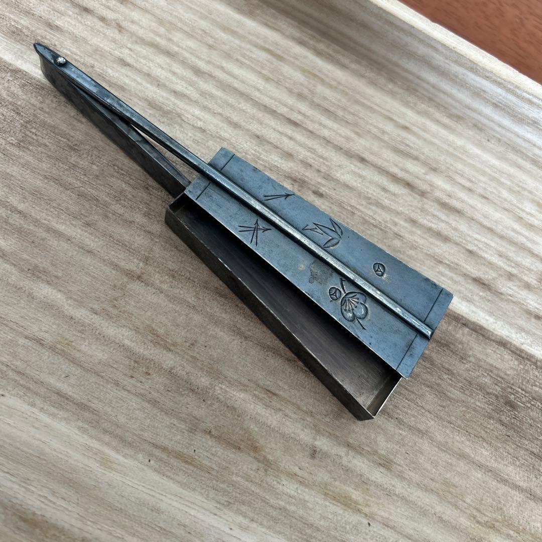 銀製　扇子型　楊枝入れ细工　梅　紅葉32g 銀製 扇子型 楊枝入れ细工 梅 紅葉32g 銀製 楊枝 梅 ( 木箱名入れ有料