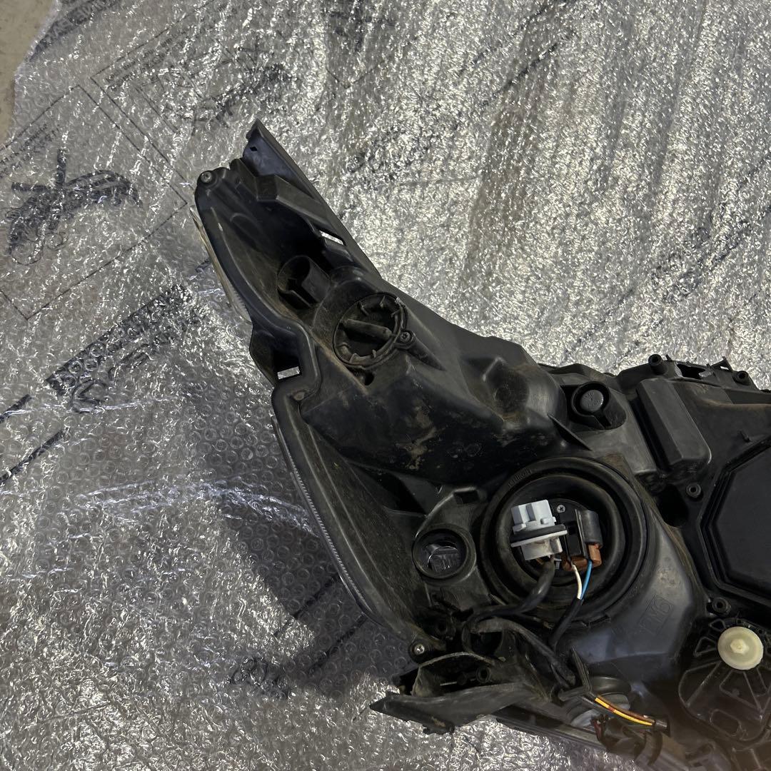 車*)様 ヴォクシー ヘッドライト 左 ICHIKOH 28-229 ジャンク品