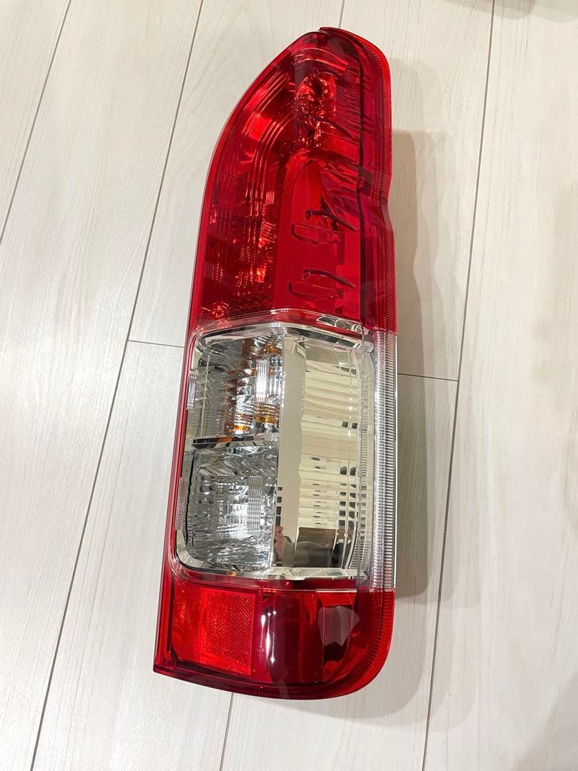 ハイエース トヨタ純正 テールランプ 7型外し