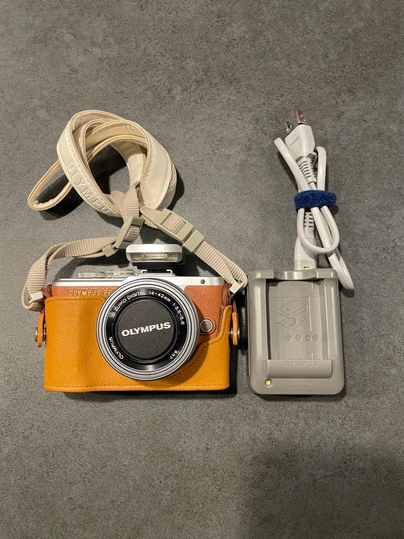 OLYMPUS PEN E-pl8 ミラーレスカメラ 14-42mm ブラウン Olympus PEN E-PL8 Mirrorless Camera with 14-42mm II R Lens - Brown