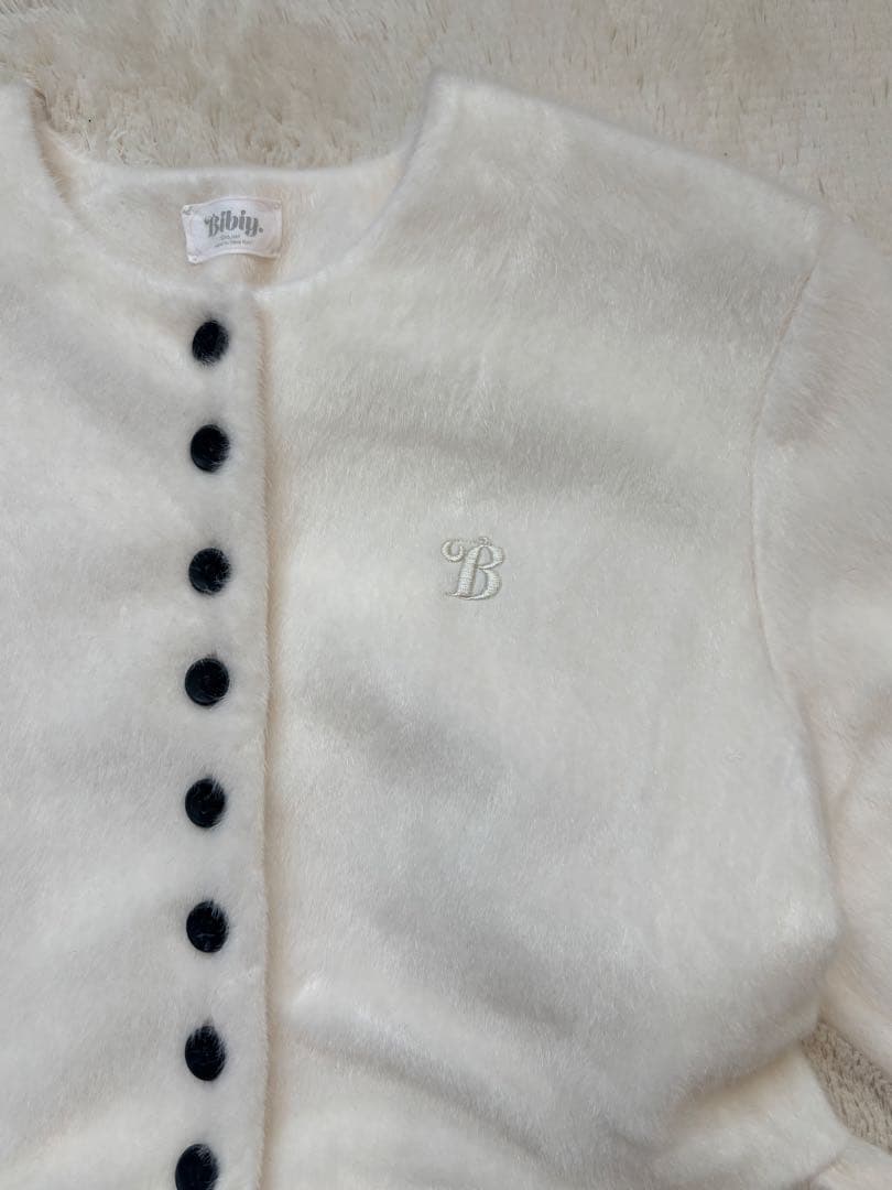 Bibiy ペプラムカーディガン ホワイト - メルカリ