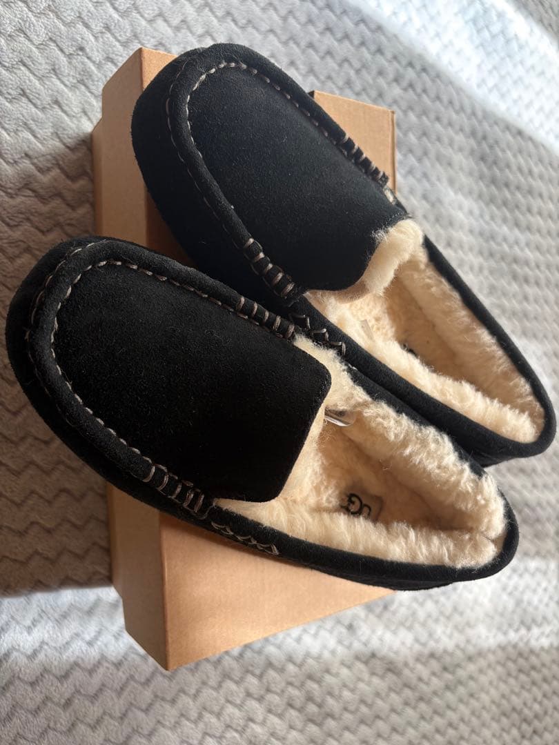 送料込みUGG（アグ）モカシン ムートン ブラック 23cm レディース