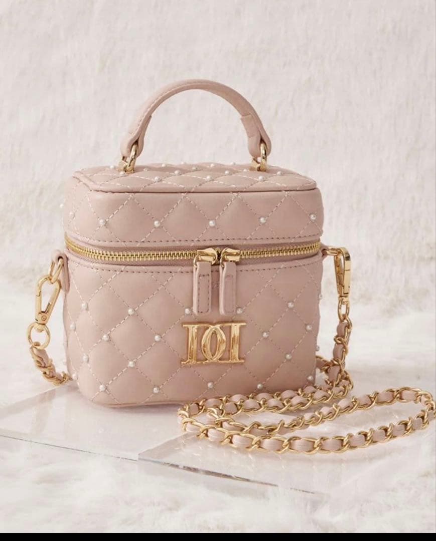 ダーリッチ キルティングスクエアパールミニバッグ ゴールドパーツ