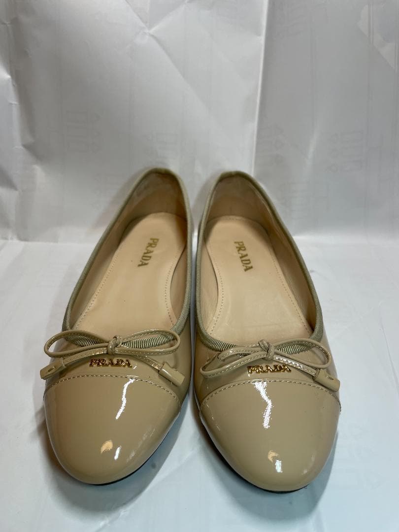 極美品 PRADA ベージュエナメル フラットパンプス バレリーナ　25.5JP