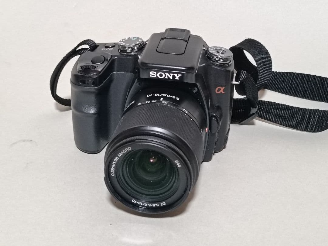 SONY α100 デジタルカメラ 18-70mmレンズ付き Sony Alpha A100 10.2MP Digital SLR Camera Body w/ 18-70mm Lens