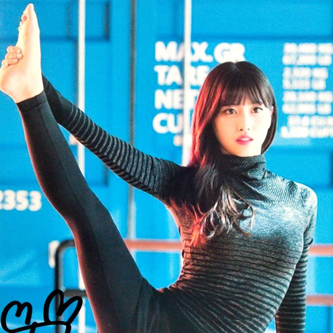 セール中…モモ直筆サイン入り超大型写真…Momo…TWICE‥⑨ - メルカリ