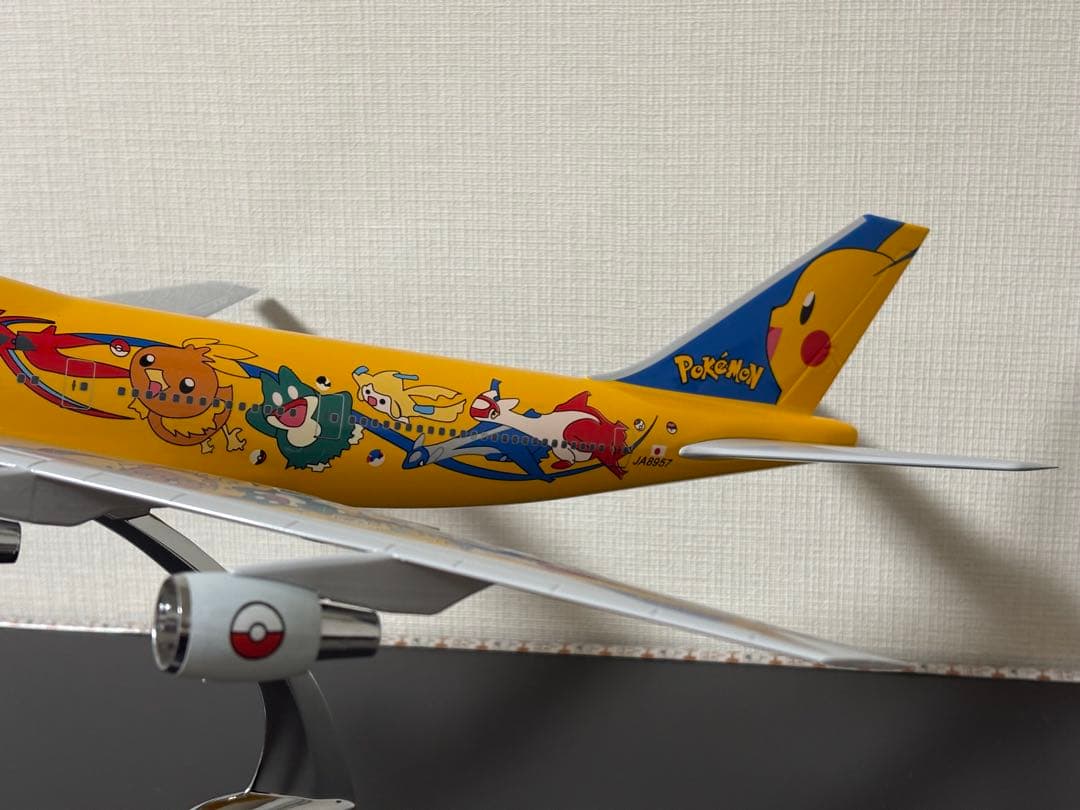ANA ピカチュウジャンボ(ポケモンジェット) B747-400 JA8957 - メルカリ