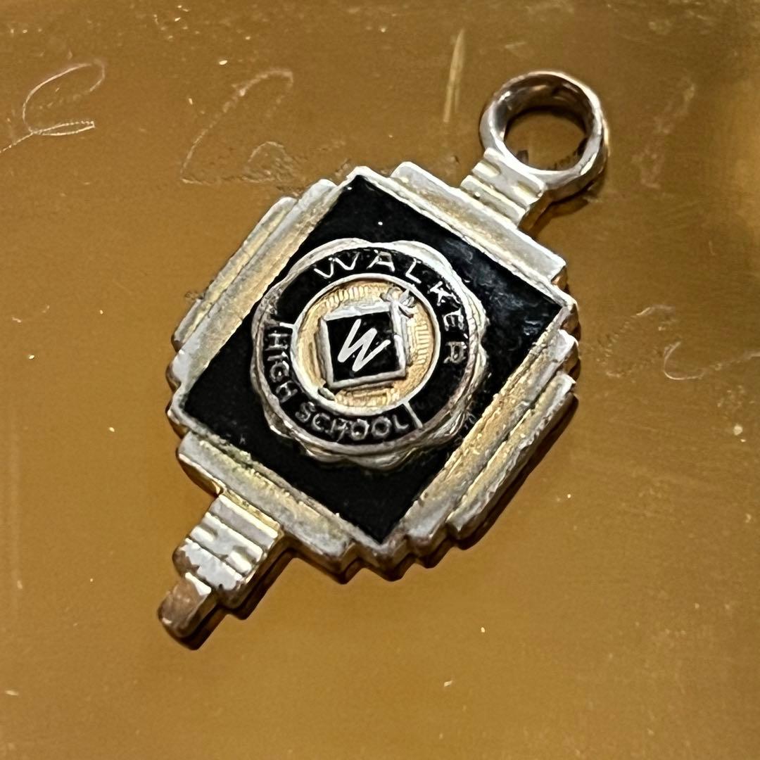 カレッジリング金ゴールド黒ネックレストップ社章ピンズ40sバッジ