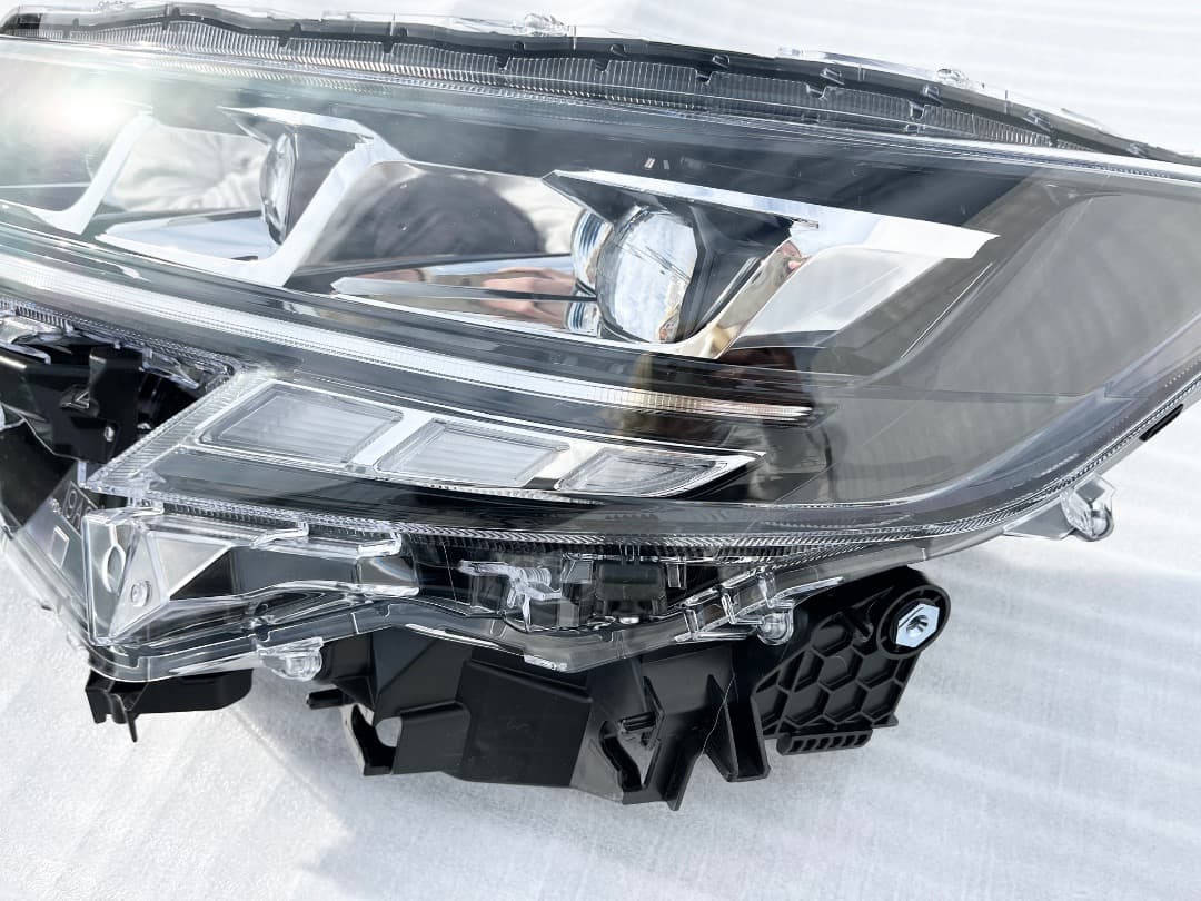 FX500様専用】トヨタ ノア 純正 ZWR90W ヘッドライト 左 - メルカリ