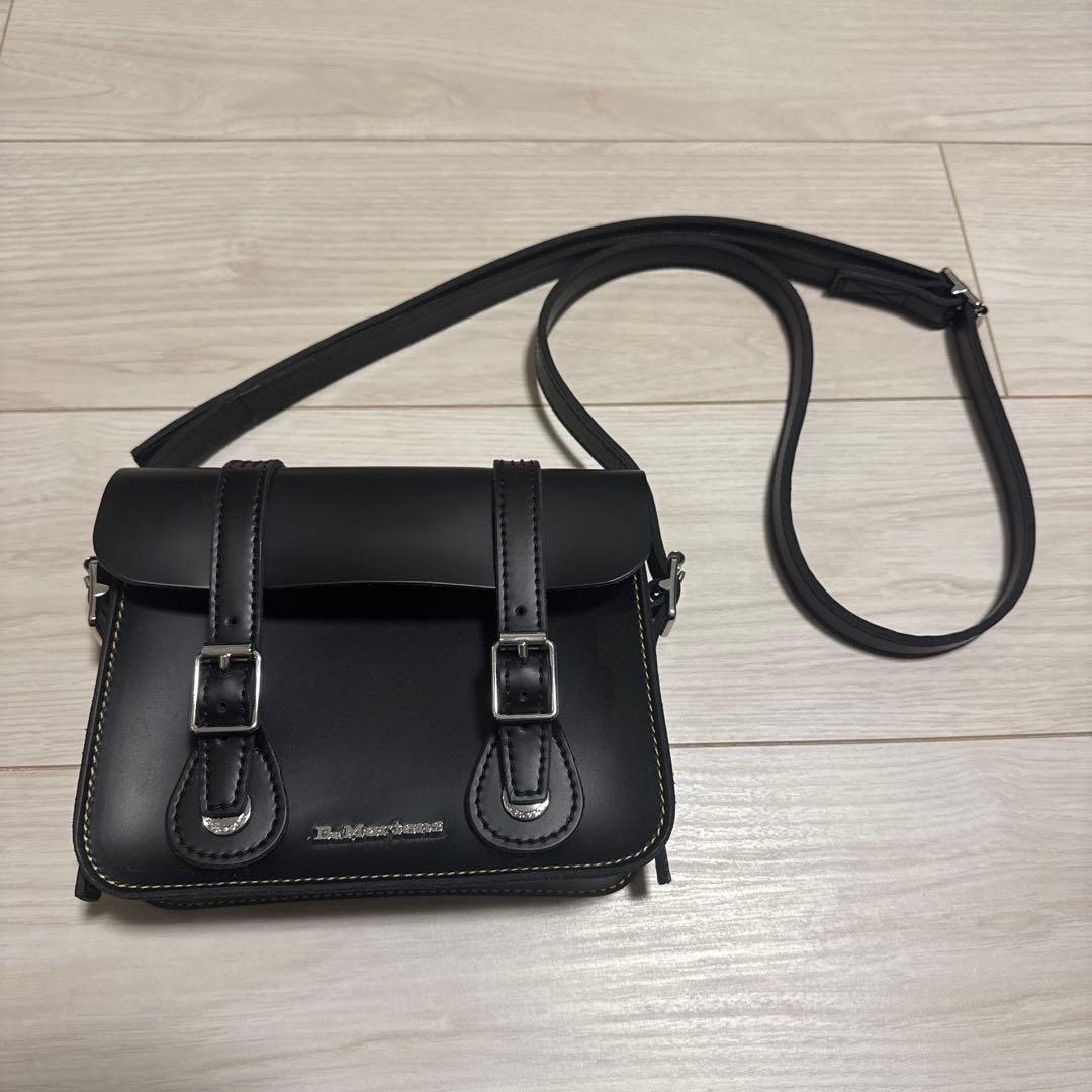 【美品】Dr.Martens 7インチ サッチェルバッグ ブラック 7インチ サッチェル バッグハードウェア