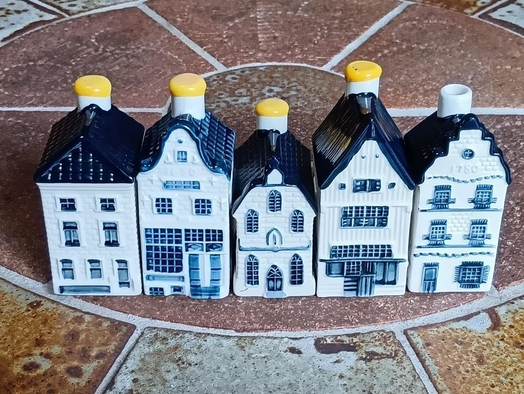 KLMオランダ航空のデルフトブルーのミニチュアハウス No.1 KLMオランダ航空 創業106年記念 106番目の「ミニチュア デルフトブルー