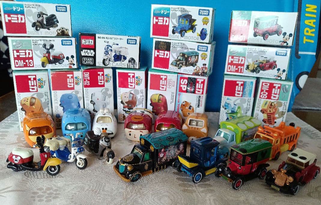 ディズニー ミニカーセット トミカ　まとめ売り　15台　中古　箱あり Yahoo!オークション -「トミカ ディズニー」の落札相場・落札価格