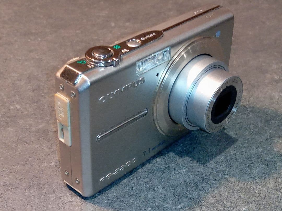 OLYMPUS】コンデジ FE-220D シルバー