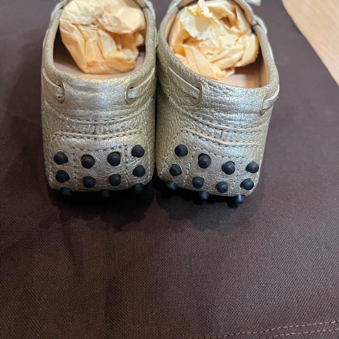 保存袋つき 美品！ TOD'S ゴールド ドライビングシューズ35.5 - メルカリ