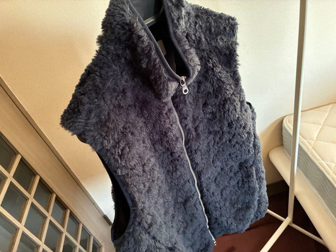 three dotsアップサイクル エコファー ジップベスト 定価4万円 - メルカリ