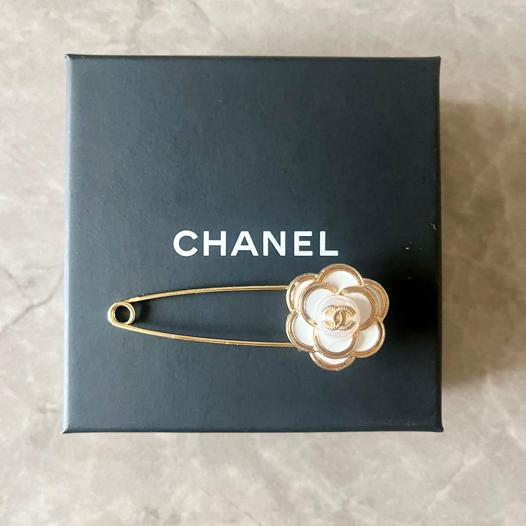 CCロゴカメリアブローチ ココマーク - メルカリ