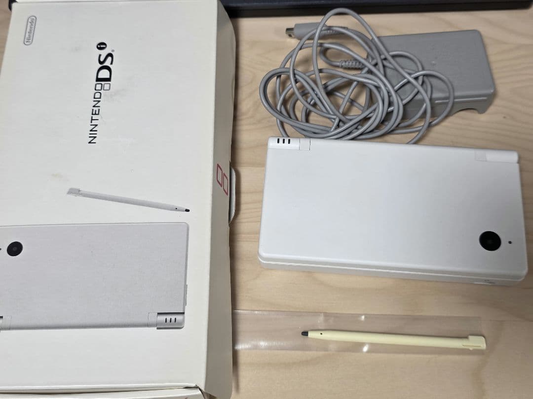 ニンテンドーDSi ホワイト 本体 箱付き - メルカリ