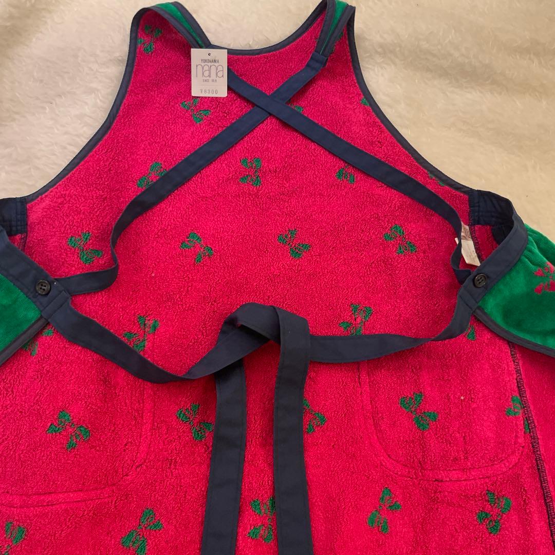 横浜nana タオル地エプロン 新品未使用　グリーンx赤　リボン柄 横浜ナナ | shop TODOKORO