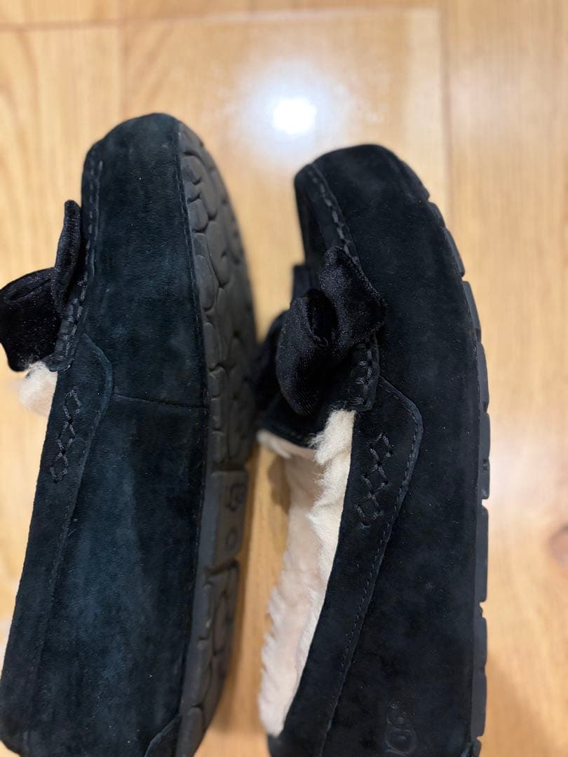 UGG 黒 モカシン リボン付き - メルカリ