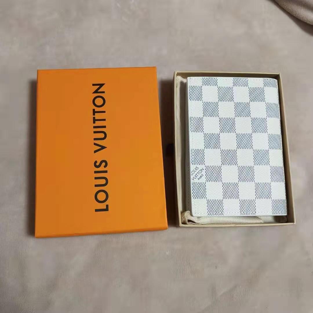 【美品】ルイヴィトン レザー パスポートケース ホワイト オリジナルボックス付属 パスポート ケース ハイ ブランド ルイ ヴィトン パスポート ケース