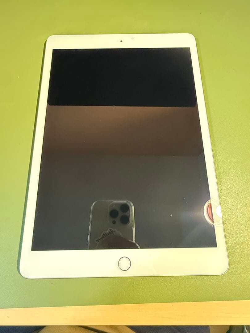 Apple iPad 第7世代　32GB Apple iPad 7th Gen. 32GB, Wi-Fi + 4G (Unlocked), 10.2 in - Space