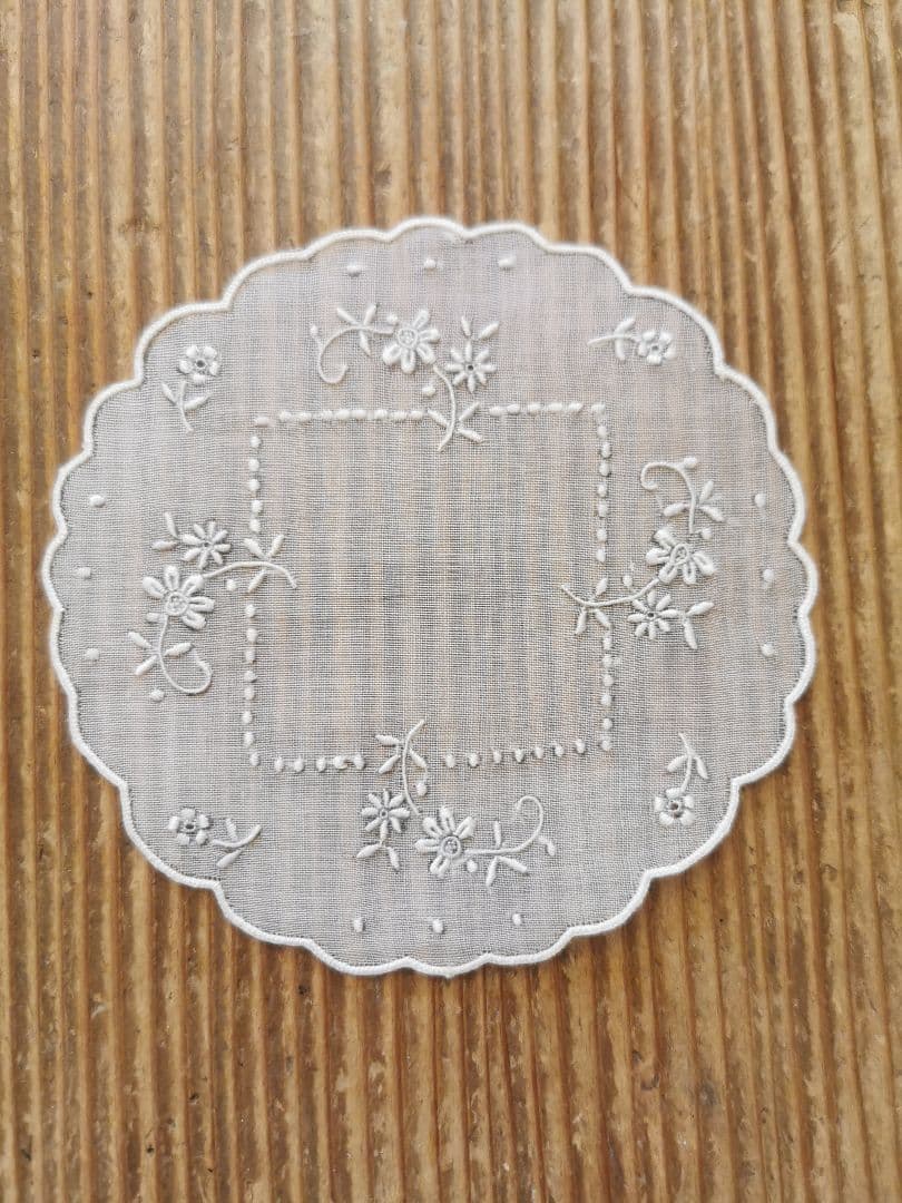 アンティーク シアーなピーニャクロス 小花の手刺繍 フラワーリムプチドイリーα アンティーク シアーなピーニャクロス 小花の手刺繍 フラワーリムプチ