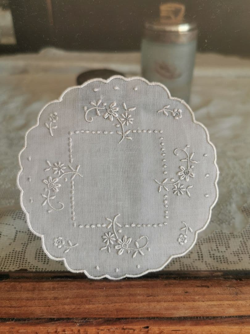 アンティーク シアーなピーニャクロス 小花の手刺繍 フラワーリムプチ