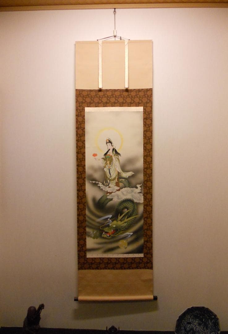 掛け軸 紫雲 龍雲聖観音 絹本 希少 軸装 茶道具 掛軸 美品 です。