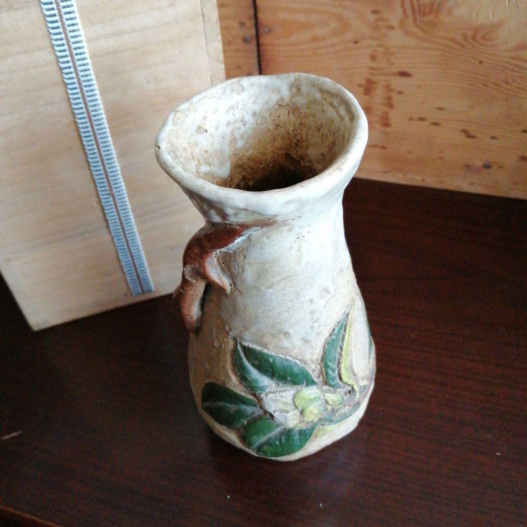 水月焼　細密白椿彫花瓶　16.3cm