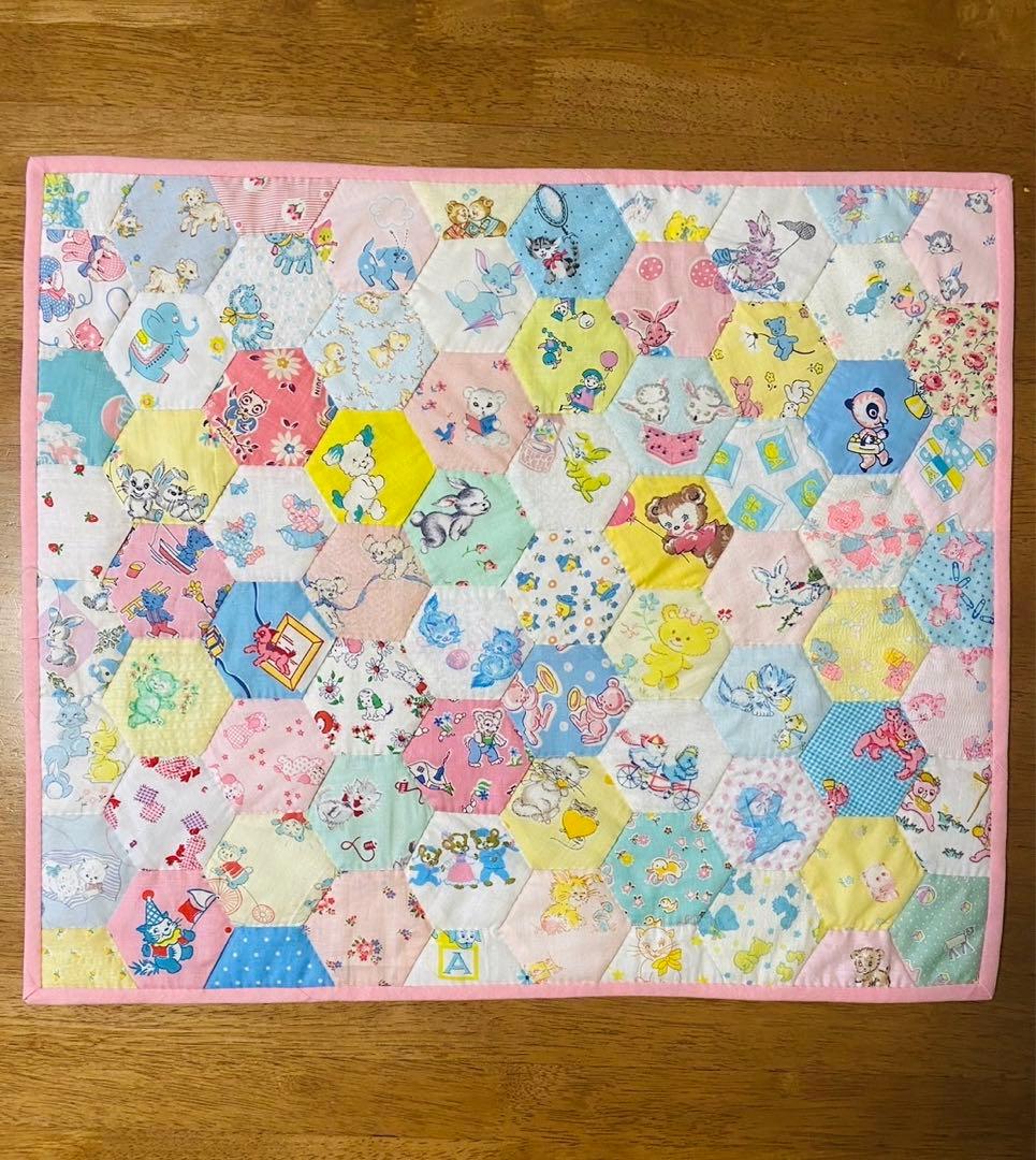 パッチワークキルト　ビンテージのヘキサゴンキルト 日々のパッチワークの合間に少しづつヘキサゴンを作り貯めてます