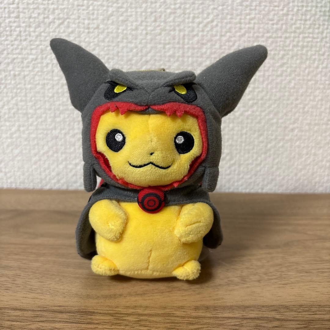 ポケモンセンター 黒いレックウザポンチョを着た ピカチュウ