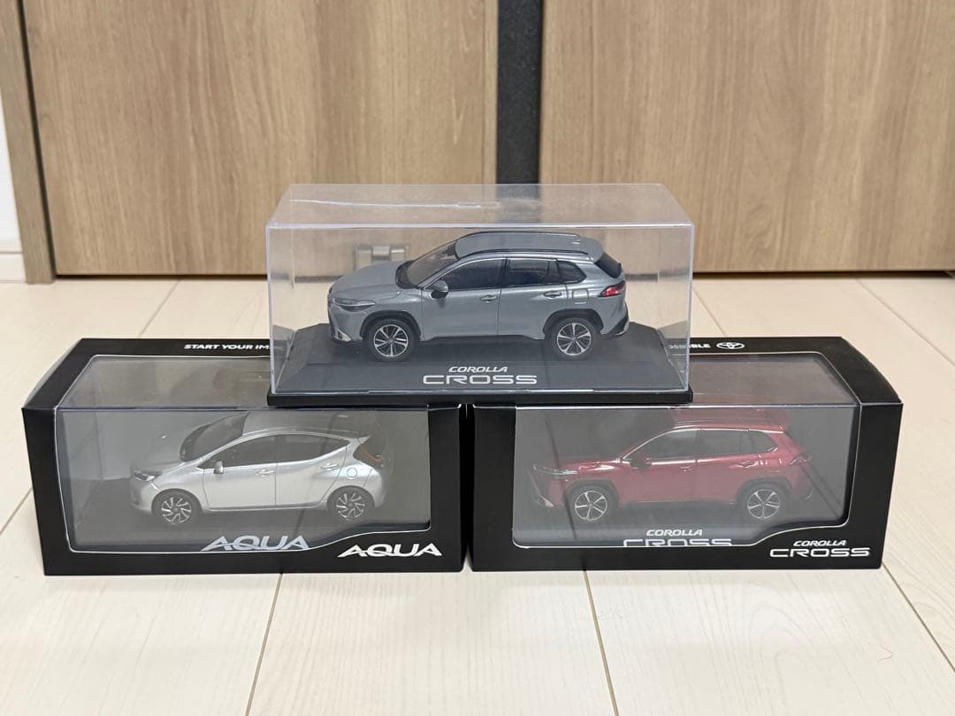 トヨタカラーサンプル カローラクロス、アクア - メルカリ