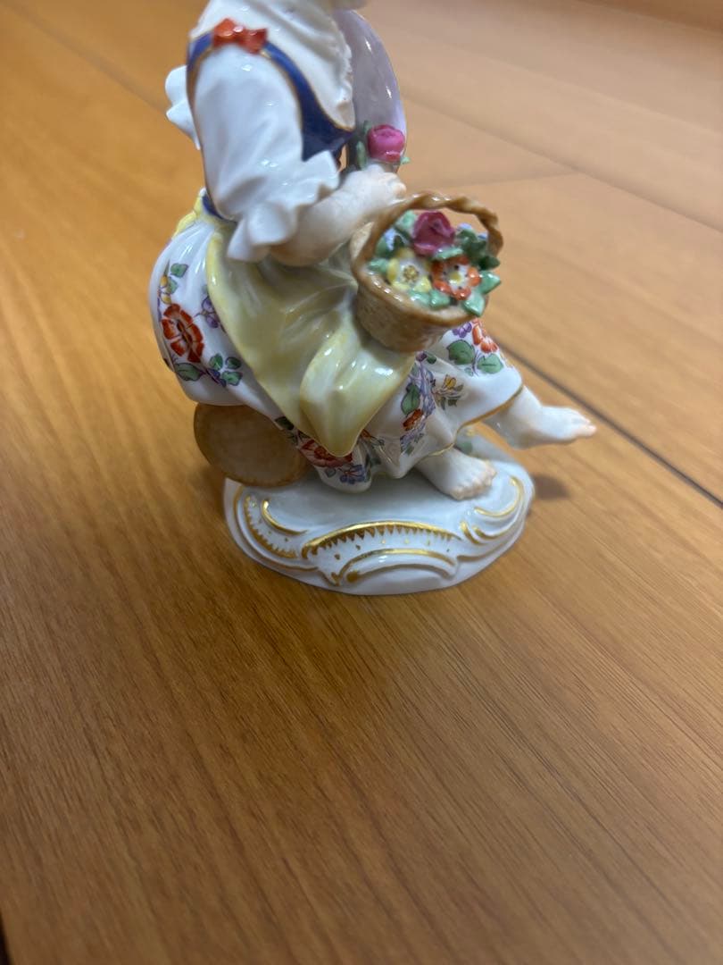 マイセン 花かごを持つ女性