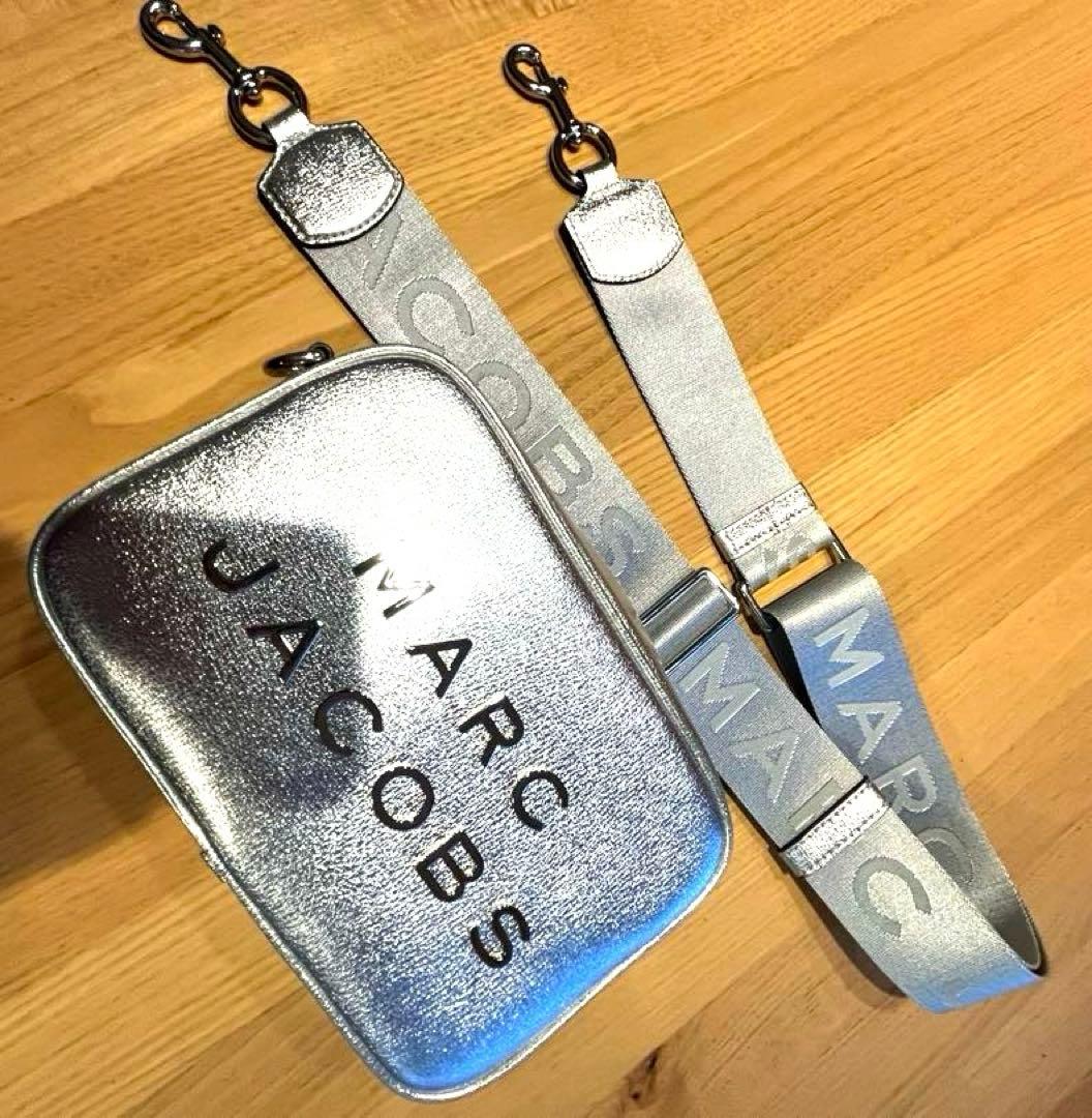 MARC JACOBS シルバー カメラバッグ Amazon | Marc Jacobs レディース スナップショット カメラバッグ