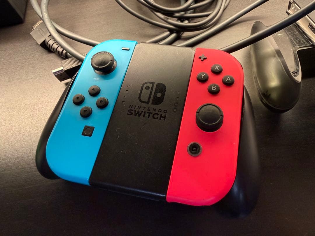 Nintendo Switch 本体 赤／青 Joy-Con付き【背面指紋跡有】 - メルカリ