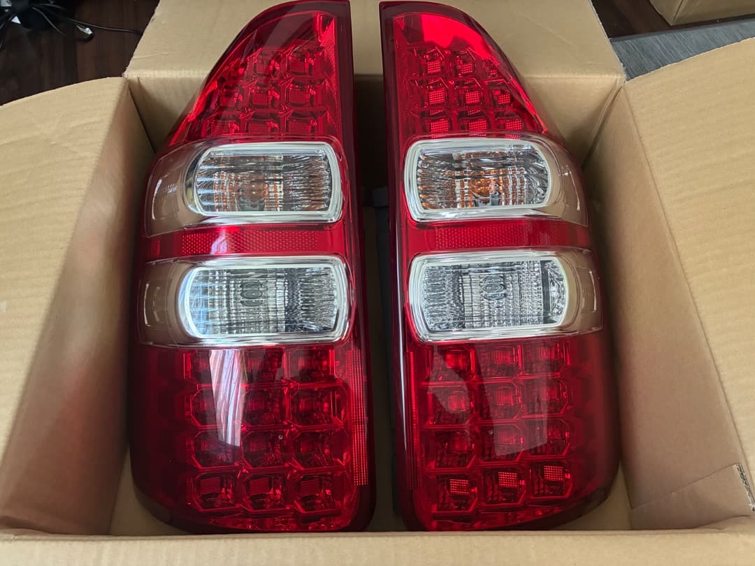 ZRR70系ノア後期用純正テールランプ左右セット トヨタ ノア 70系（ZRR70/75系）後期型 純正テールランプ 左右セット