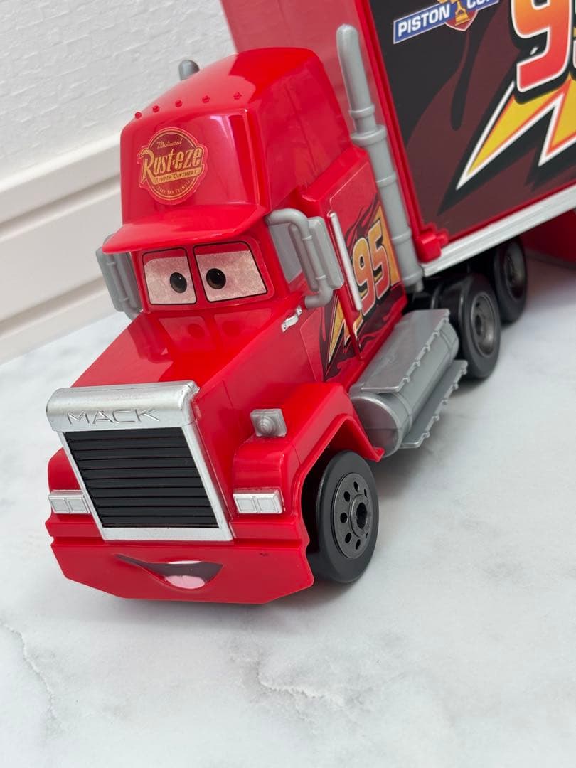 ディズニーカーズ トミカ たくさんのせよう！大きなマック トレーラー