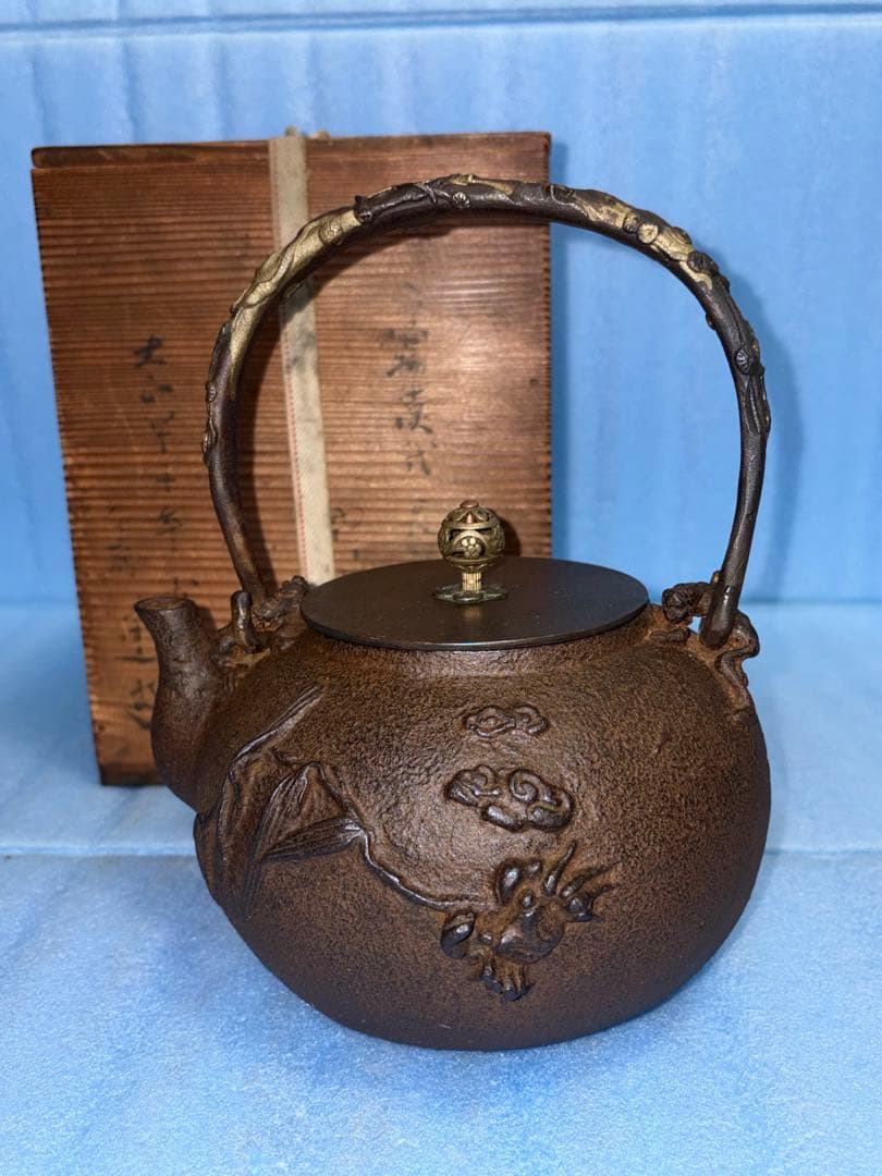 ◆『亀文堂 日本梅泉 花透かし摘銅蓋 象嵌時代鉄瓶』 Yahoo!オークション -「亀文堂 梅泉」(鉄瓶) (鉄製)の落札相場・落札価格