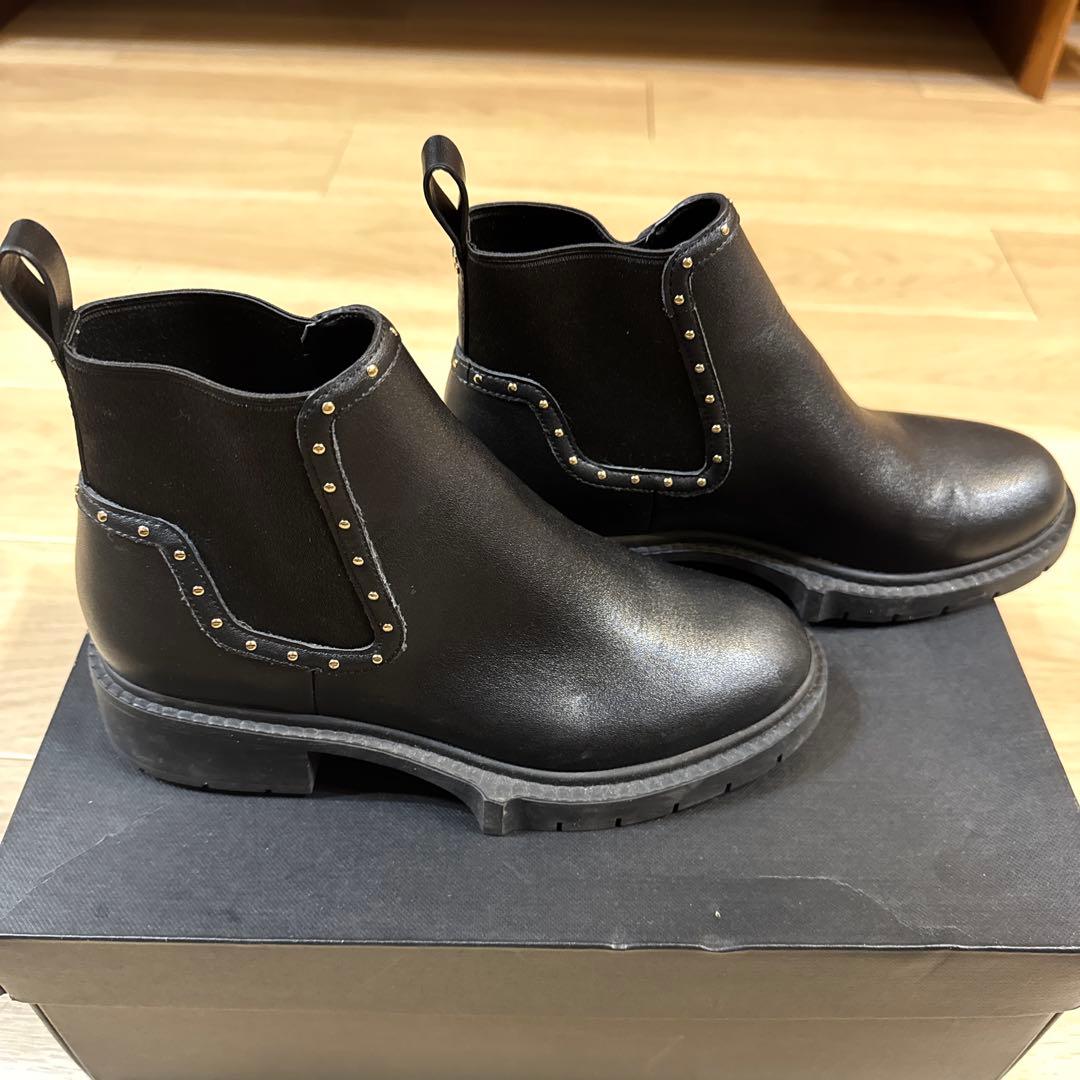 スタッズ付きブラックサイドゴアブーツ COACH