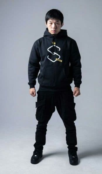 斎藤裕　Sケージ プルオーバーフーディー　ステッカー付き