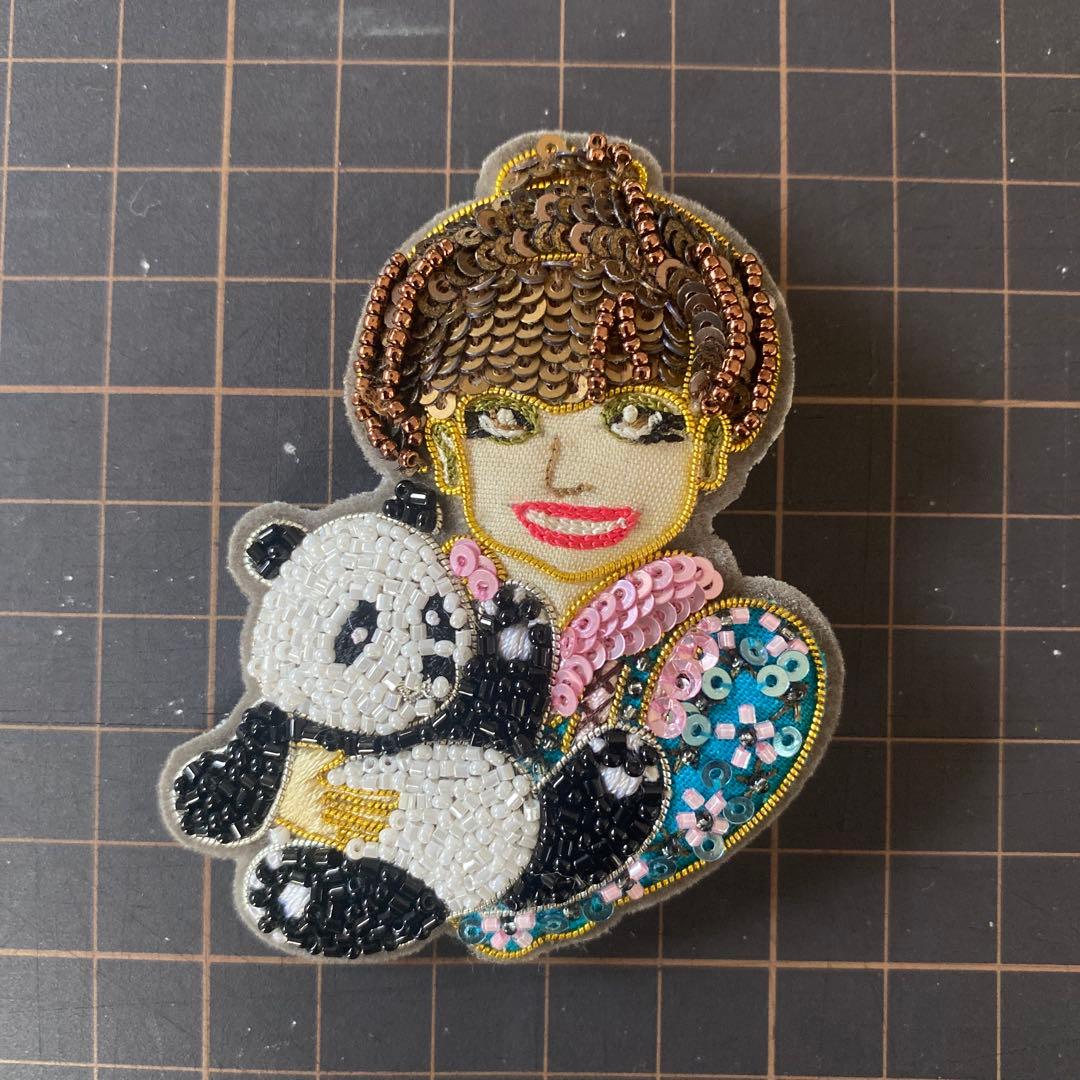 田川啓二ビーズ刺繍 パンダ抱えた黒柳徹子ピンバッジ Tilia - メルカリ