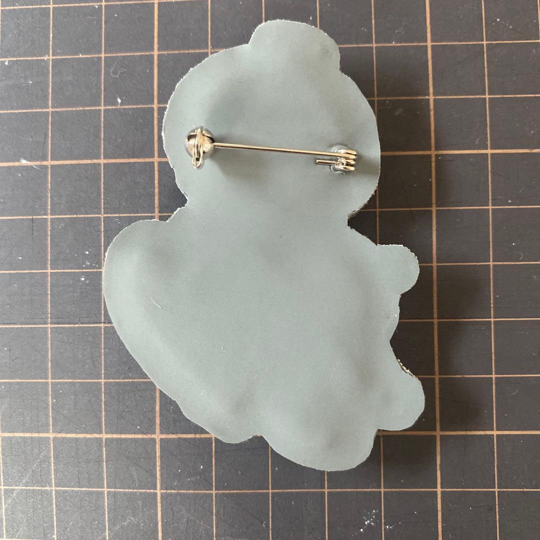 田川啓二ビーズ刺繍 パンダ抱えた黒柳徹子ピンバッジ Tilia - メルカリ