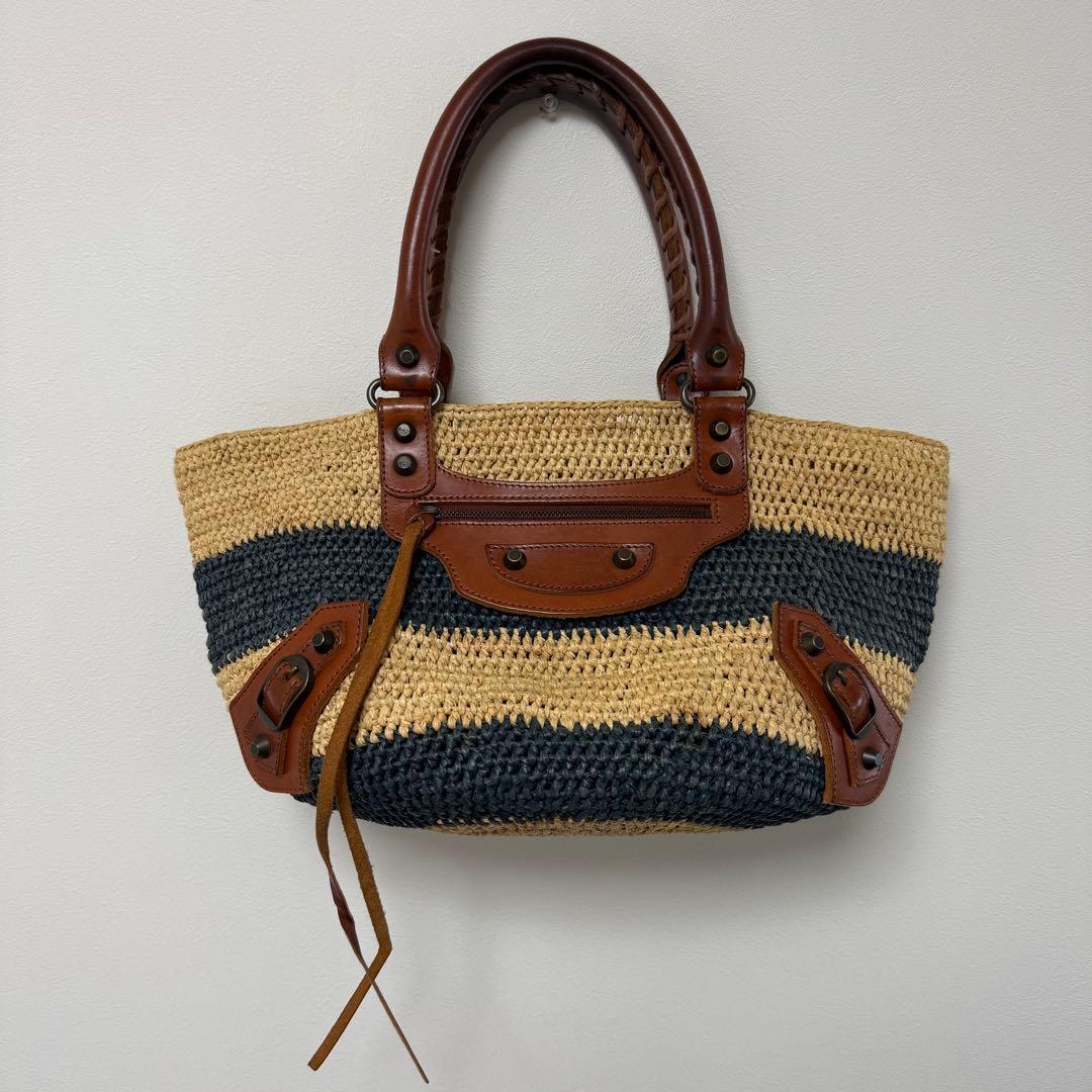 BALENCIAGA バレンシアガ カゴバッグ ボーダー マリン 大人のためのプレイフルな“カゴバッグ”3選 | VERY NaVY