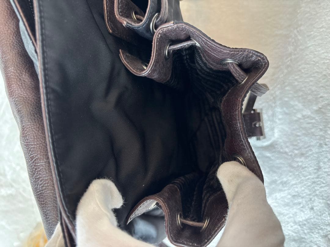 プラダ ショルダーバッグ メッセンジャーバッグ 大容量エンボスロゴ 鞄